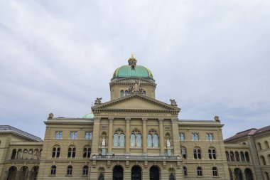 Bern, İsviçre-23 Ekim 2019: Parlamento Binası İsviçre 'de önemli bir kent simgesidir.