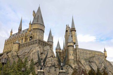 Evrensel şehir, Japonya-22 Şubat 2024 Harry Potter Şatosu, Japonya 'nın Universal Stüdyo osaka şehrinde güzel bir manzaradır.