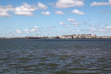 New York, ABD-15 Haziran 2018: Arka plandaki Manhattan adasının New York liman binalarında yelkenliye bakın..