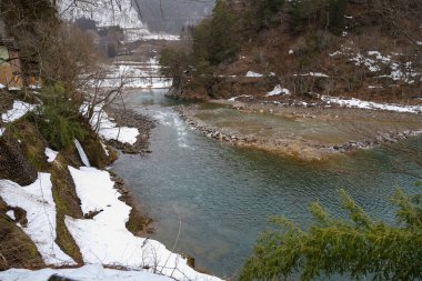 Kış mevsiminde kaytaran nehir manzarası