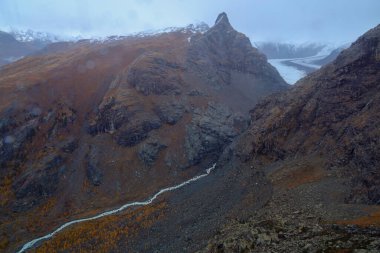 Sonbahar sezonundaki nehir ve manzara Furi Dağı Zermatt, İsviçre 'deki teleferikten görünüyor.