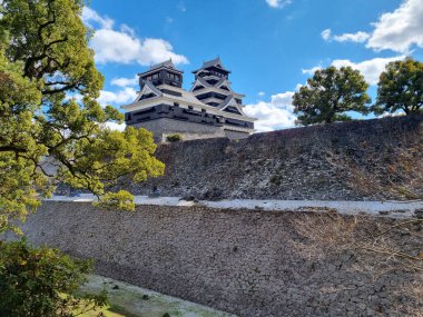 Kuzey Kyushu, Japonya 'daki Kumamoto Kalesi' nin ünlü peyzaj klasik binası..