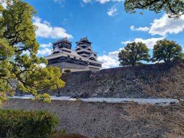 Kuzey Kyushu, Japonya 'daki Kumamoto Kalesi' nin ünlü peyzaj klasik binası..
