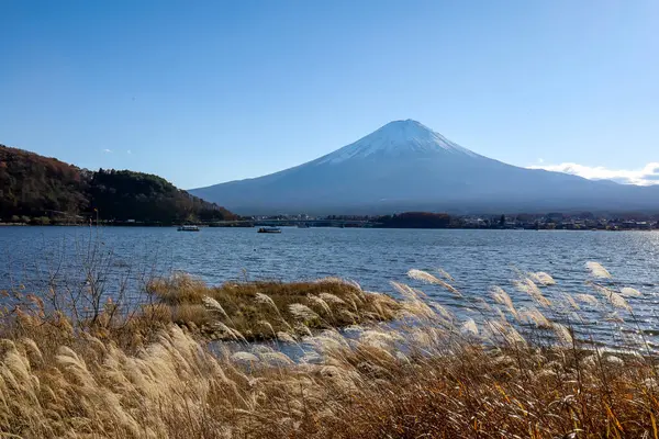 Kışın Kawaguchi Gölü 'nde Fuji Dağı manzarası