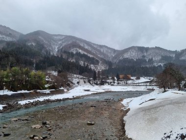 Kış mevsiminde kaytaran nehir manzarası
