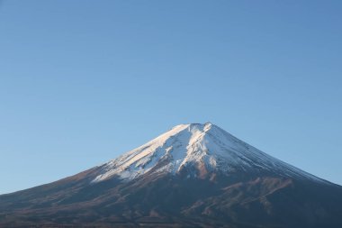 Kışın Kawaguchi Gölü 'nde Fuji Dağı manzarası