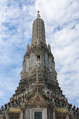 Wat Arun tapınağındaki Pagoda, Bangkok Tayland 'daki Chao Phraya nehri yakınlarındaki tapınak simgesidir.