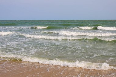 Bahar mevsiminde deniz manzarası için Tayland 'daki en yüksek dalgayı kapatın.