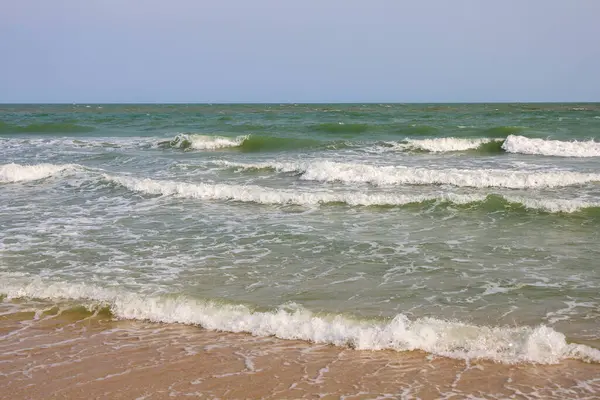 Bahar mevsiminde deniz manzarası için Tayland 'daki en yüksek dalgayı kapatın.