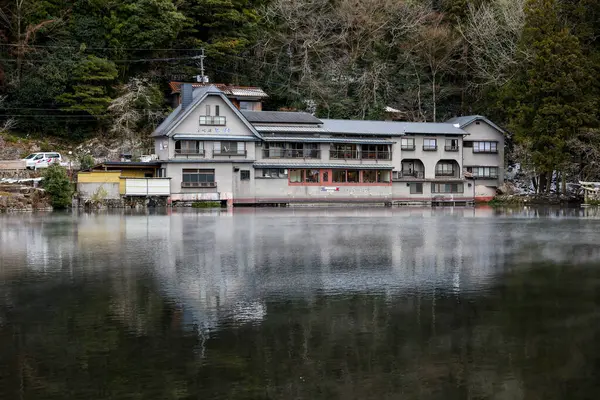 Yufuin, Japonya - 26 Ocak 2023 'te Japonya' nın Kinrin Gölü, Yufuin, Japonya 'da doğa manzaralı bir göl olan vintage resterant güzel bir manzaraya sahiptir.