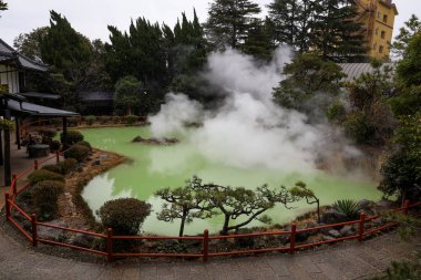 Shiraike Jigoku sularının manzarası. Beppu, Oita, Japonya 'da kar altında yapılan cehennem turlarından biri..