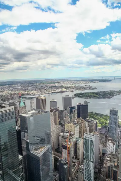 NEW YORK, USA- 18 Haziran 2018: New York 'ta bir dünya ticaret binasından gökyüzü manzarası.