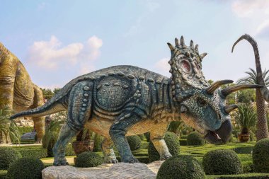 Pattaya, Tayland-28 Ocak 2022: Dinazor heykeli Nong Nooch Tropik Botanik Bahçesi 'nde tatil için çok güzeldir