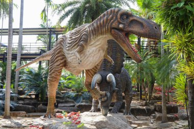 Pattaya, Tayland-28 Ocak 2022: Dinazor heykeli Nong Nooch Tropik Botanik Bahçesi 'nde tatil için çok güzeldir