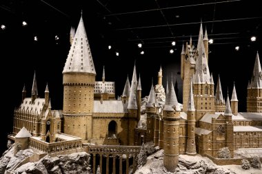 Tokyo, Japonya - 13 Aralık 2024: Warner Bros Studio Tour Tokyo 'nun içindeki ana kale 