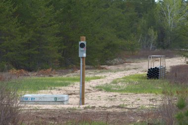 Elektrik bağlantı kutusu ve inşaat boruları.
