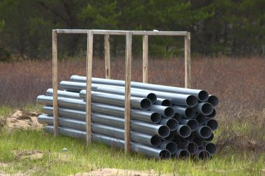 Tahta bir sandıkta inşa edilecek plastik borular.