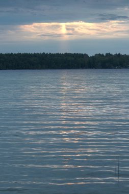 Gölde güzel bir gün doğumu