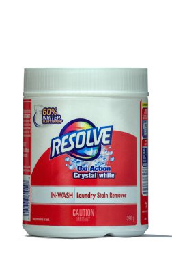 Beyaz arkaplanda izole edilmiş çamaşır deterjanını çöz.