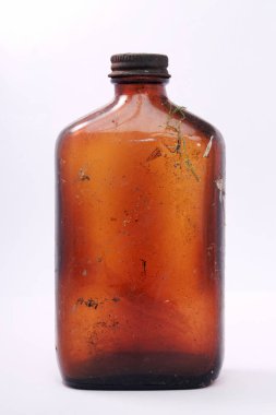 Beyaz arka planda eski cam şişe, yakın plan, izole