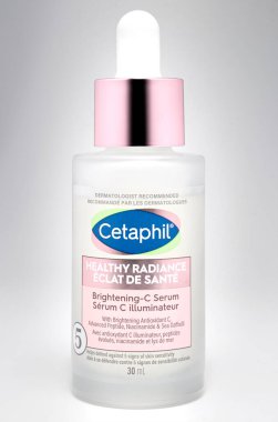 Beyaz arka planda bir şişe cetaphil serumu.