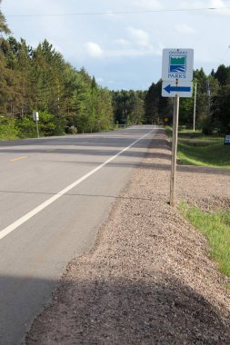 Ontario park girişi sola dönüş işareti