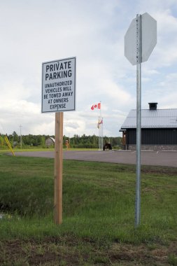 İtfaiye binasının önünde özel park yeri 