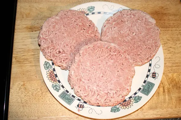 Akşam yemeği için buzlu sığır etli hamburgerler.