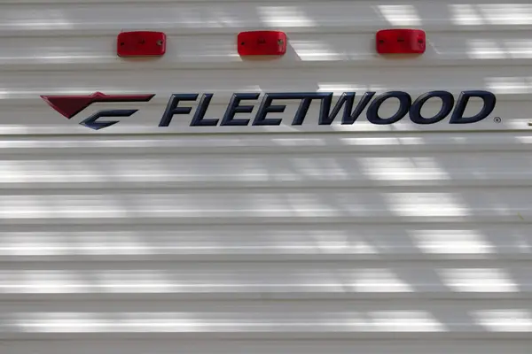 Fleetwood kelimesi ve karavanın üzerindeki Fleetwood logosu.