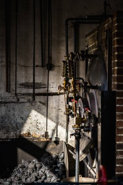 Endüstriyel kullanım için eski boruları ve kontrol vanaları olan eski model buhar makineleri