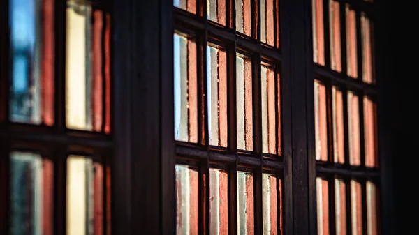 Widok Boku Starego Fashined Drewniane Okno Atmosferycznym Bocznym Światłem Jesiennego — Zdjęcie stockowe