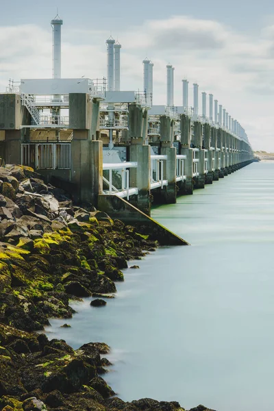 Hollanda 'nın Zeeland ilinde Doğu Scheldt fırtına dalgalanma bariyeri (Oosterscheldekering).