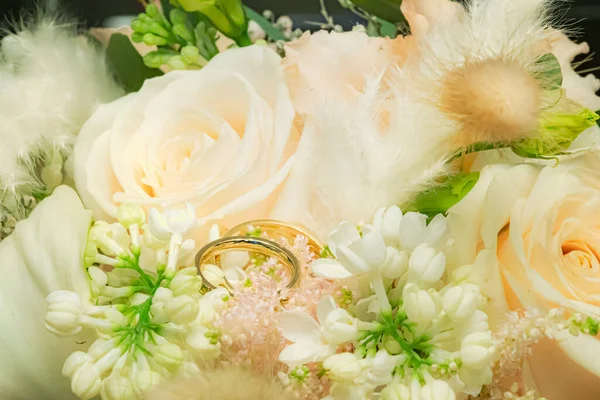 Anéis Casamento Ouro Deitado Buquê Casamento Branco Verde Com Flores — Fotografia de Stock