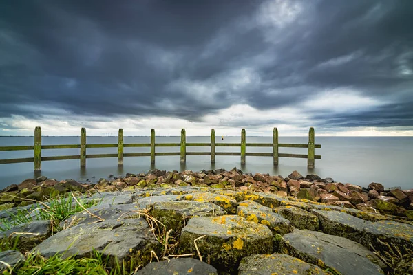 Karanlık Zamanlarda Göl Manzarası Şiddetli Bulutlar Fırtınalı Rüzgarlar Göl Kenarındaki — Stok fotoğraf