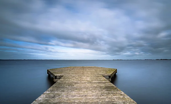 荷兰弗里斯兰 弗里斯兰 用长期曝光摄影拍摄的平缓湖上 天空的暴风雨云 — 图库照片