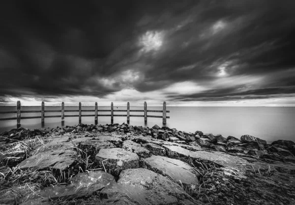 Вид Озеро Темний Час Сильними Хмарами Штормовими Вітрами Розтягнути Греблю — стокове фото