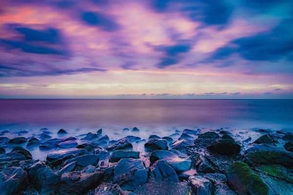 Zachte Zonsondergang Aan Zeekust Prachtig Uitzicht Golven Die Neerstorten Rotsformaties — Stockfoto