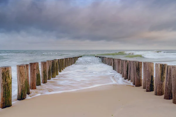 Hollanda Nın Domburg Plajında Dalga Kırıcılar Tahta Direkler Üzerinde Kıyıda — Stok fotoğraf