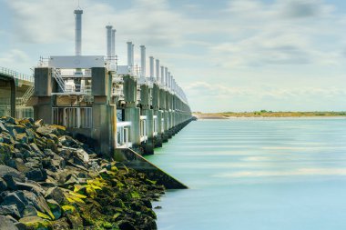 Hollanda 'nın Zeeland ilinde Doğu Scheldt fırtına dalgalanma bariyeri (Oosterscheldekering).