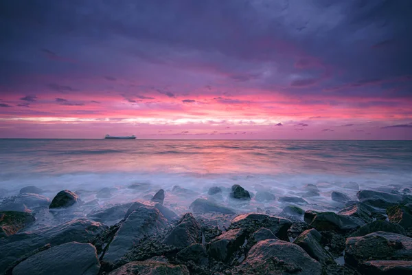 Zachte Zonsondergang Aan Zeekust Prachtig Uitzicht Golven Die Neerstorten Rotsformaties — Stockfoto