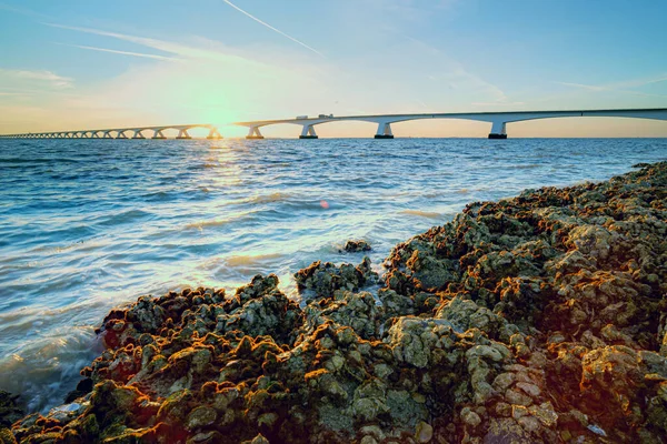 Zeelandbrug Oosterschelde üzerinde Hollanda 'nın Noord-Beveland ve Schouwen-Duithe adalarını birbirine bağlar. Uzunluğu 5 km. Bulutlu bir günde uzun pozlama.