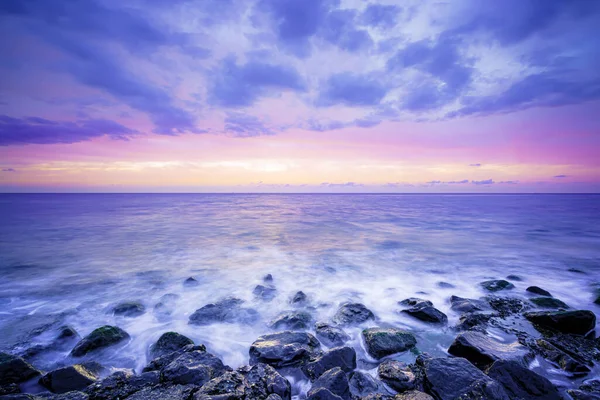 Sanfter Sonnenuntergang Der Meeresküste Atemberaubender Blick Auf Wellen Die Auf Stockbild