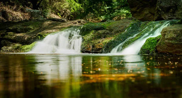 Piscina Com Cachoeira Água Correndo Entre Montanhas Rochosas — Fotografia de Stock