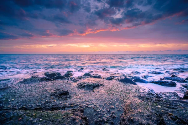 Atardecer Suave Costa Del Mar Impresionante Vista Olas Que Estrellan — Foto de Stock
