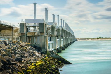 Hollanda 'nın Zeeland ilinde Doğu Scheldt fırtına dalgalanma bariyeri (Oosterscheldekering).