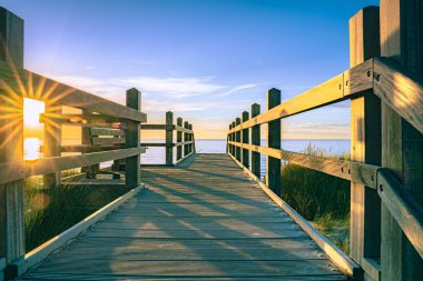 Kuzey Denizi manzaralı yüksek kumulların üzerinde merdiven girişi