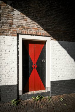 Hollanda 'nın Zeeland eyâletindeki Zierikzee Ortaçağ kasabası manzaralı eski limanı, Hollanda köprüsü ve Şehir Kapısı pek çok Avrupalı için favori bir turizm beldesi.
