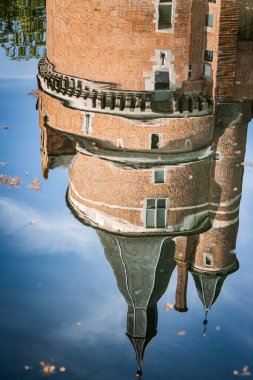 Wijk bij Duurstede 'deki kale Hollanda' nın en eski ve en güzel kalelerinden biridir. Peri masalı bir şato adasında yer alır ve bir parkla çevrilidir..