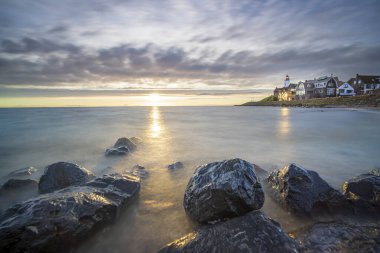 Urk Hollanda, IJsselmeer Gölü kıyısında renkli bir deniz feneri olan küçük otantik bir balıkçı köyü. Hollanda Flevoland Avrupa