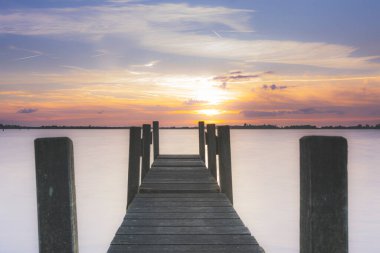 Hollanda 'daki Weerribben Wieden Ulusal Parkı' nın Belterwijde Gölü 'nde güneşli bir manzara.